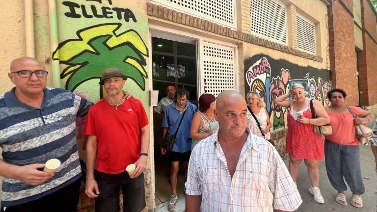 Miembros de la Associació Reus Som Útils (ARSU) y personas que acuden a La Illeta, este mediodía. Foto: Alfredo González