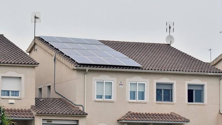 Una vivienda unifamiliar de Reus con una instalación de placas solares fotovoltaicas. Foto: Alfredo González