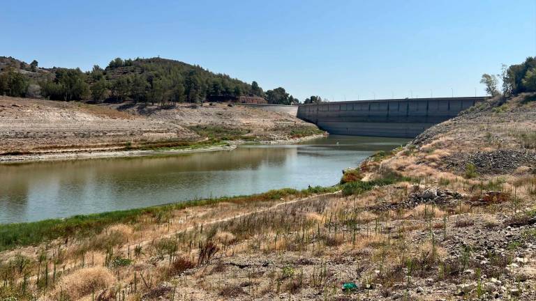 El pantano de Riudecanyes prácticamente vacío debido a la sequía. Foto: Mónica Pérez