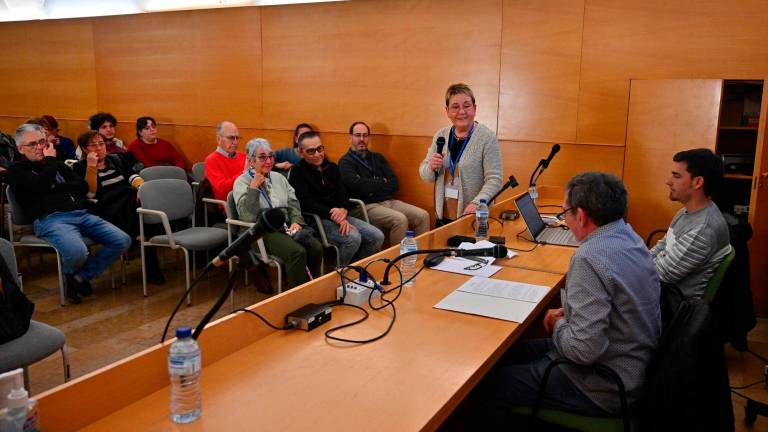 Anna Crivellé al micròfon, mirant Bruno Calafat, a la sala d’actes de l’antic hospital. Foto: A. González