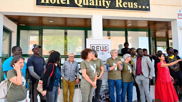 Miembros de Reus Refugi y el grupo de chicos senegaleses, delante del Hotel Quality, este 28 de mayo. Foto: Alfredo González