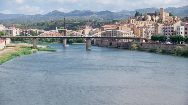 Imagen del Ebre a su paso por la ciudad de Tortosa. Foto: Joan Revillas