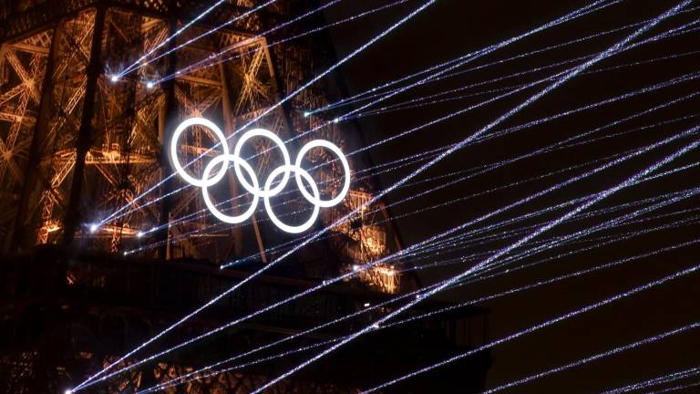 La Torre Eiffel iluminada durante la ceremonia de inauguración de los Juegos Olímpicos de París 2024. FOTO: EF