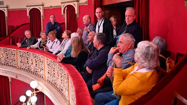 $!Els visitants, a la llotja presidencial del Teatre Fortuny. FOTO: Alfredo González