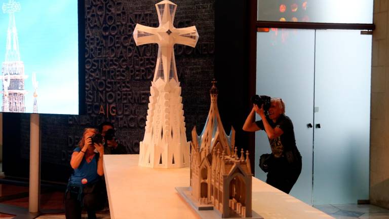 Maqueta de la cruz que coronará la torre de Jesucristo de la Sagrada Familia. Foto: ACN