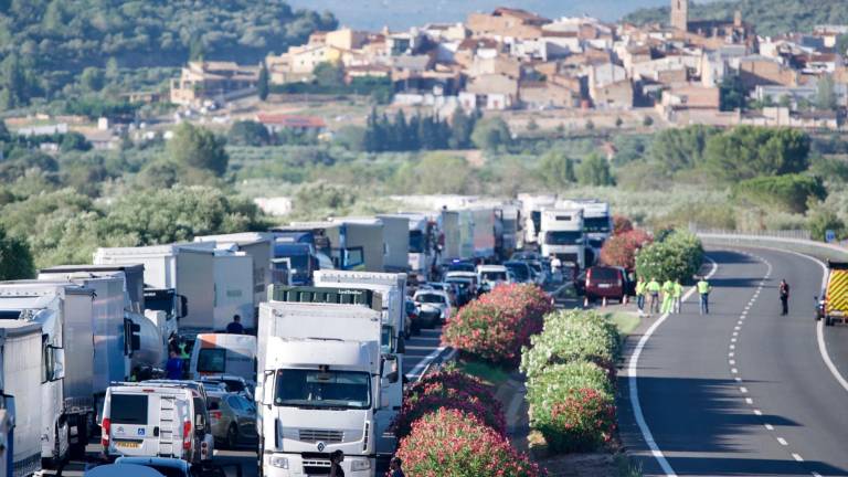 $!Las colas en la autopista, a la altura de Ulldecona, sumaron una veintena de kilómetros. Foto: Joan Revillas