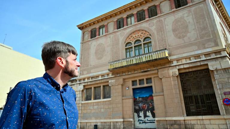 El escritor Antoni Veciana, frente a la Casa Gasull. Foto: Alfredo González