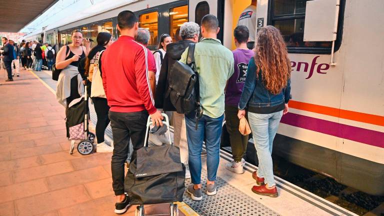 Pasajeros subiendo a un tren. Foto: Alfredo González