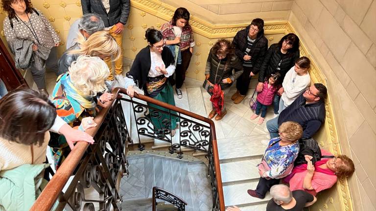Una visita guiada a la Casa Gasull cuando se celebró la recreación ‘Reus 1900 Festa Modernista’ este pasado abril. Foto: Alfredo González