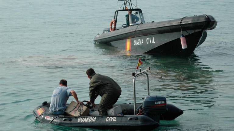 Dos embarcaciones de la Guardia Civil sacando droga del mar después de un desembarco de hachís en un punto de la costa de Tarragona, atractiva para las organizaciones criminales. Foto: Guardia Civil