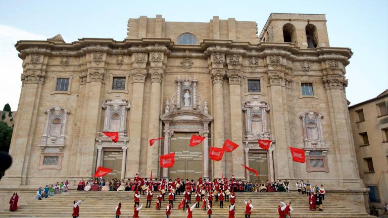 Els Abanderats de Tortosa durant la seua actuació davant la façana barroca de la Catedral, on ha tingut lloc per primera vegada l’acte inaugural. Foto: J. Revillas