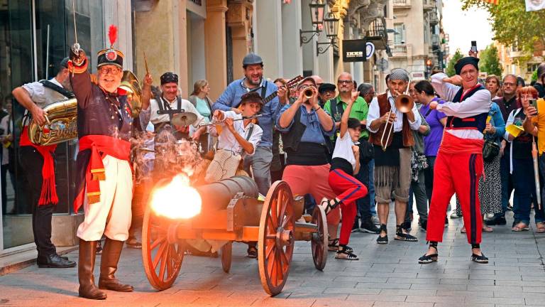 El Canó de les Festes va tornar a disparar canonades pels carrers del centre. Foto: Alfredo González