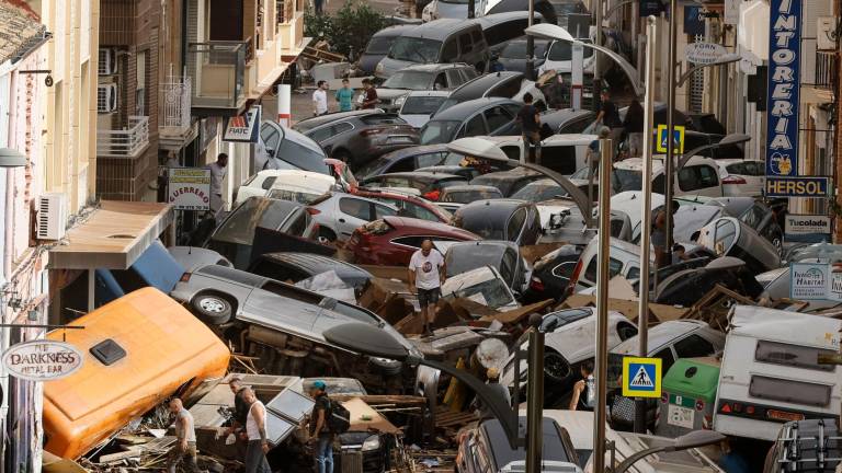 Todavía hay miles de coches que obstruyen las calles de esta parte de Valencia. Foto: EFE