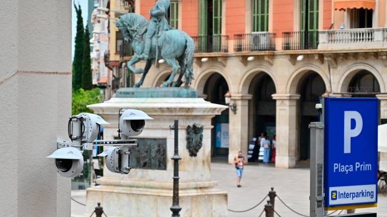 Las cámaras que acaban de instalarse en la plaza Prim. Foto: Alfredo González