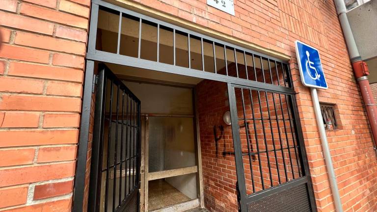 La doble porta de ferro que ha instal·lat una comunitat de veïns per evitar que algunes persones hi entrin a orinar a la nit. Foto: Alfredo González