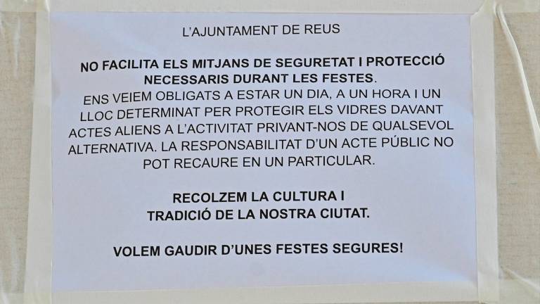 Un dels cartells que hi ha penjats damunt dels cartrons que protegeixen alguns aparadors del carrer Major. Foto: Alfredo González