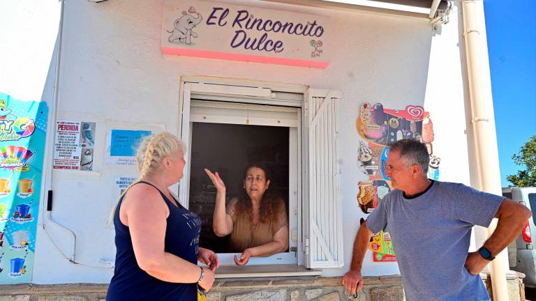 Manuela Mimbrero, propietaria de El Rinconcito Dulce, en la ventana del negocio. Foto: Alfredo González