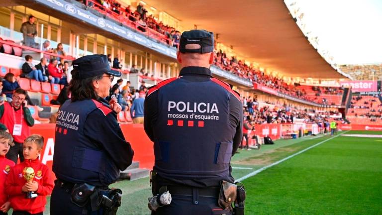 Dos agentes de los Mossos d’Esquadra, durante un partido reciente en el Nou Estadi de Tarragona. Foto: Alfredo González