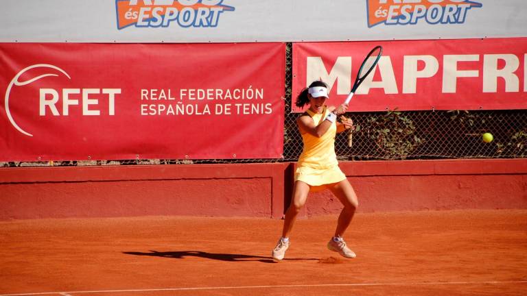 Carlota Martínez, devolviendo una bola durante la final. foto: cedida