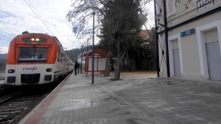 La estación de Ascó con un tren parado en uno de sus andenes. Foto: Joan Revillas/DT