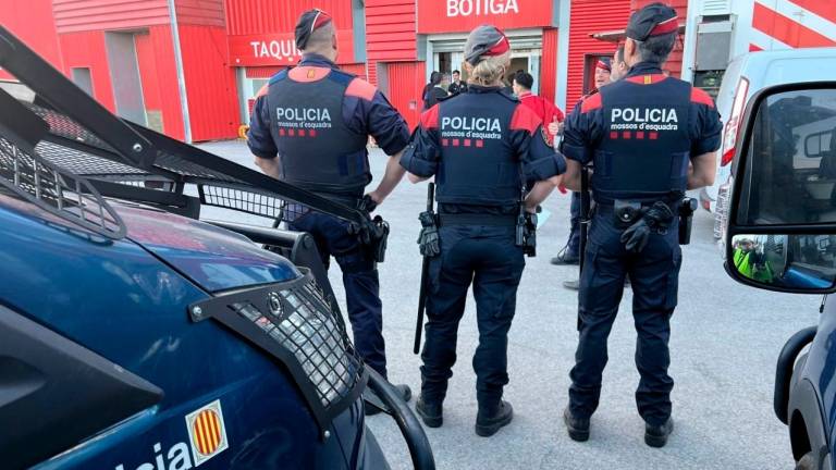 52 agentes de los Mossos d‘Esquadra velaron por la seguridad del Nàstic-Málaga. Foto: Pere Ferré