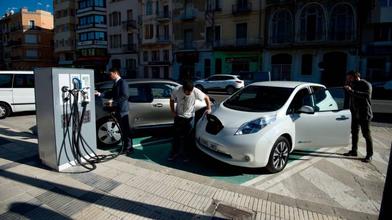 Un freno a la venta de coches eléctricos es la falta de red de recarga. En la imagen, un punto de recarga en Tortosa. FOTO: Joan Revillas