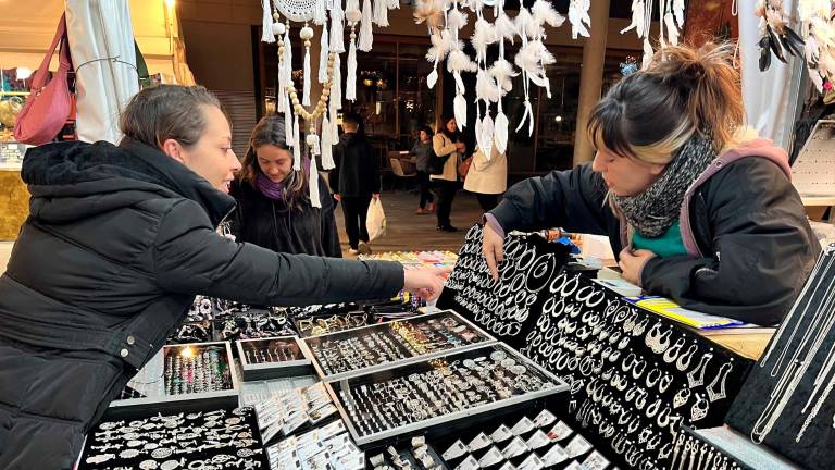 Joieria artesanal a la plaça d’Evarist Fàbregues. Foto: Alfredo González