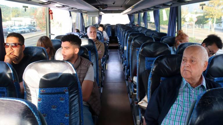 Algunos de los usuarios que este martes han salido de Tarragona hacia Sant Vicenç de Calders en autobús y han hecho parada en Altafulla y Torredembarra. Foto: ACN