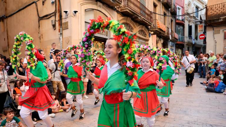 El Ball de Cercoletes, en un instant de la cercavila pels carrers del centre. FOTO: Alba Mariné