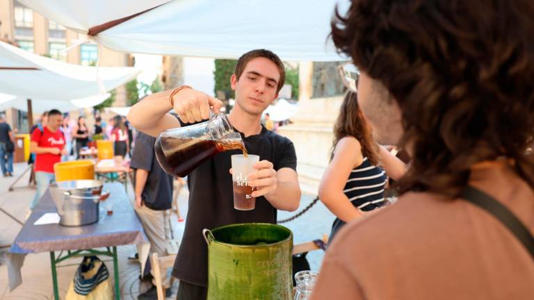 $!A la plaça Prim s’ha pogut tastar Masclet, la beguda de la festa major. FOTO: Alba Mariné