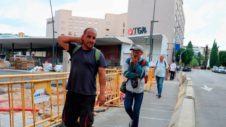 La obra ha quedado paralizada, a la espera de la llegada de las marquesinas. Foto: Àngel Ullate