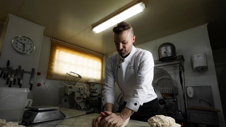 El pastelero Adan Sáez en su obrador de Riudoms. Foto: Àngel Ullate