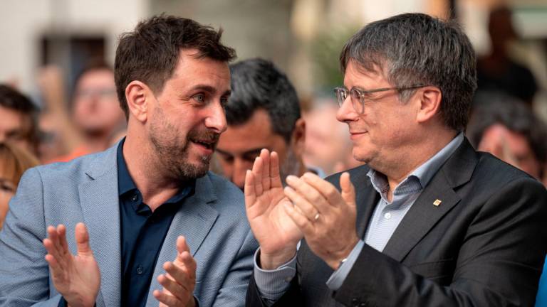 El cabeza de lista de Junts xCt Toni Comín (i) junto a Carles Puigdemont, durante un acto de campaña en Colliure (Francia), este viernes. Foto: EFE