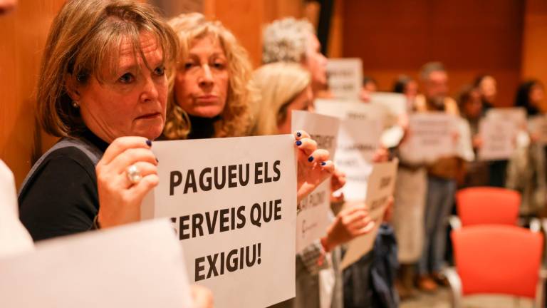 Instantánea de una de las últimas concentraciones de trabajadores en el pleno de Cambrils. Foto: Alba Mariné