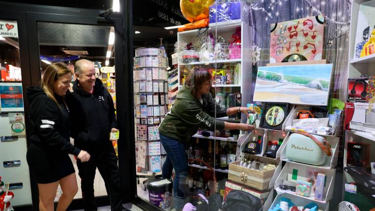 Todos los regalos incluidos en la cesta se pueden ver en la tienda Carlin (C/ Verge del Camí). Foto: Alba Mariné