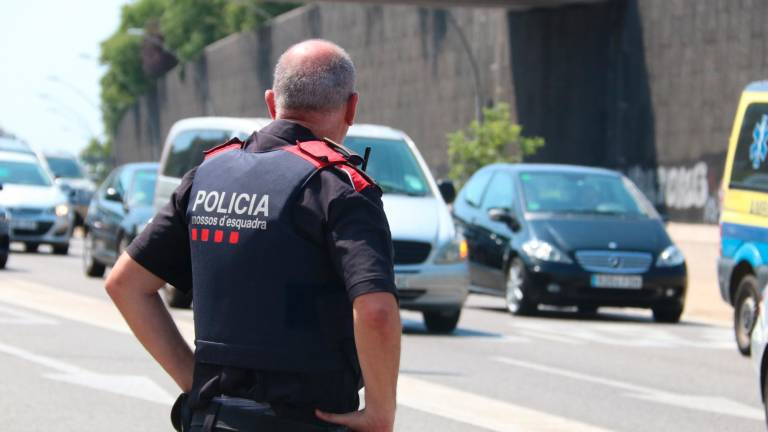 Un agente de los Mossos durante el dispositivo. Foto: ACN