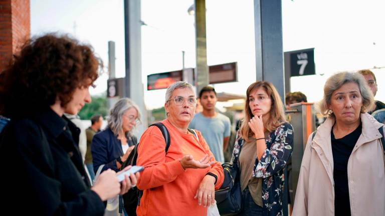 Las pantallas de la estación no funcionan bien y son los informadores los que tienen que hablar con los usuarios. Foto: ACN