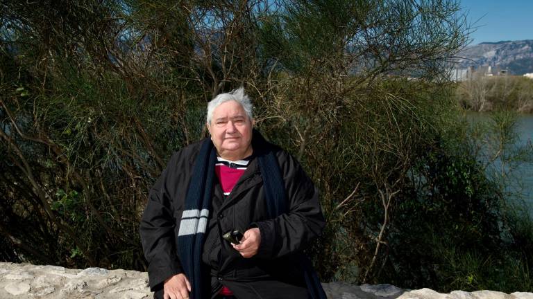 El doctor Antonio Querol fotografiat vora l’Ebre a Tortosa. Foto: J. Revillas