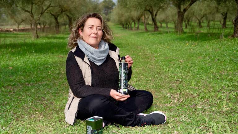 L’agricultora Núria Brull del Perelló, amb un dels seus olis. Foto: Joan Revillas