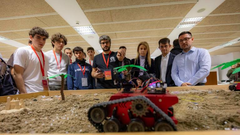 Participantes en el reto viendo cómo funciona el robot que deberán programar. FOTO: Àngel Ullate