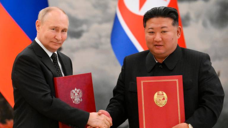 Vladimir Putin y Kim Jong Un estrechando sus manos. Foto: EFE