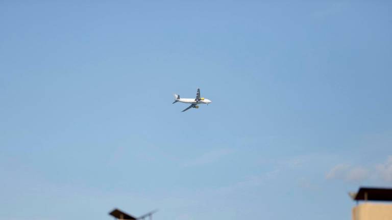 $!El avión de prácticas sobrevolando Tarragona