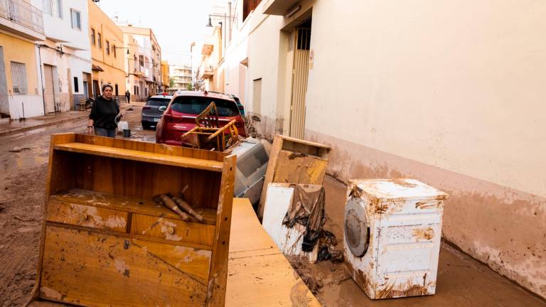 Muebles y electrodomésticos en una calle de Alcúdia. Foto: Mathias Rodríguez