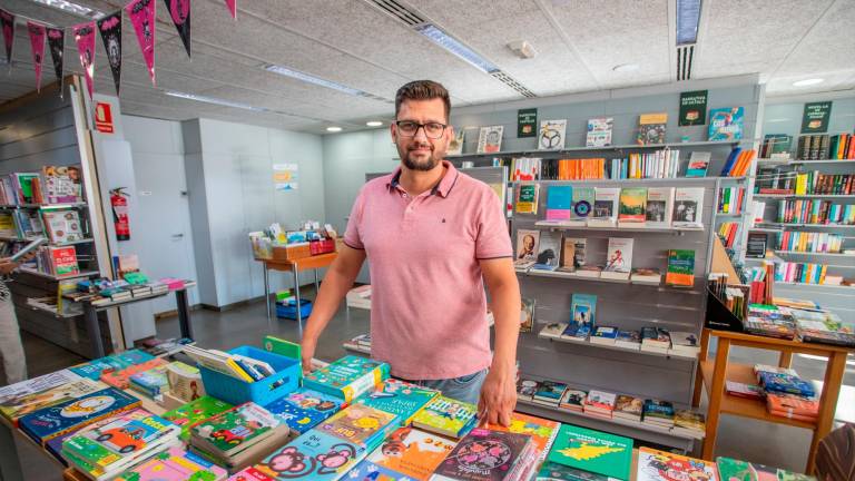 Martín Romano en la librería Petit Imperi de Valls. foto: marc bosch