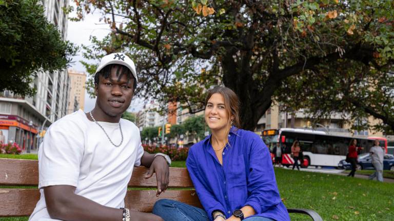 Babacarr ‘Baba’ Touray, con Núria Rivas, su mentora. FOTO: Àngel Ullate