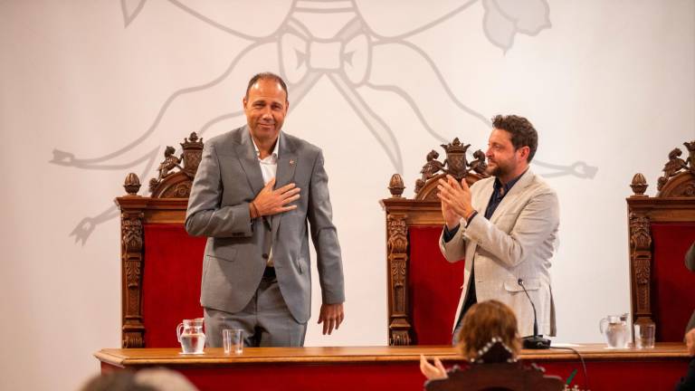 Berni Álvarez, ayer, junto al alcalde Rubén Viñuales al final del pleno en el que se oficializó su renuncia para ser conseller. Foto: Marc Bosch