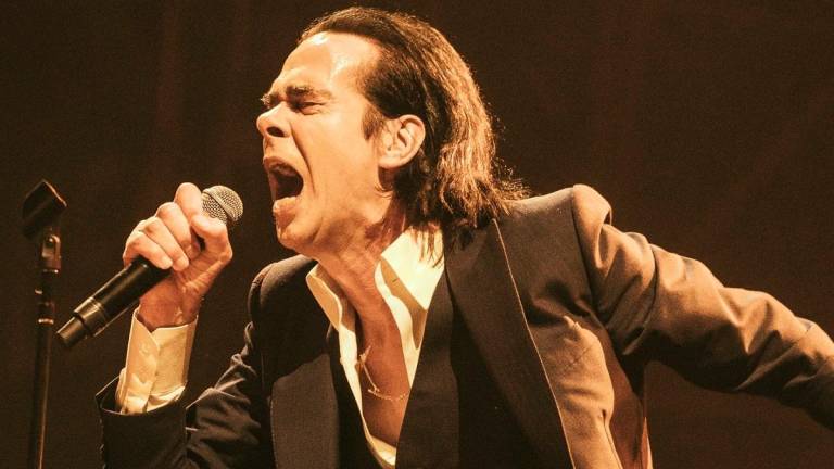 Nick Cave, elegante bajo su habitual traje oscuro, actúa esta semana en Barcelona y Madrid para presentar sus nuevas canciones. Foto: cedida