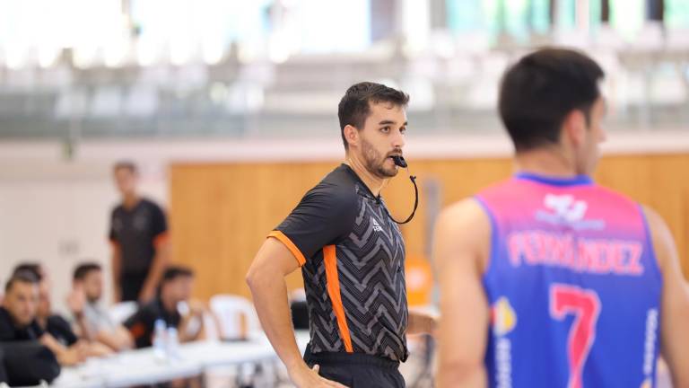 El colegiado murciano Cristobal Sanchez Cutillas ayer en el Palau d’Esports. Foto: Alba Mariné