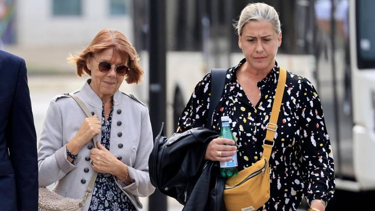 Gisèle Pélicot y su hija Caroline Darian, ayer. Foto: Guillaume Horcajuelo/efe