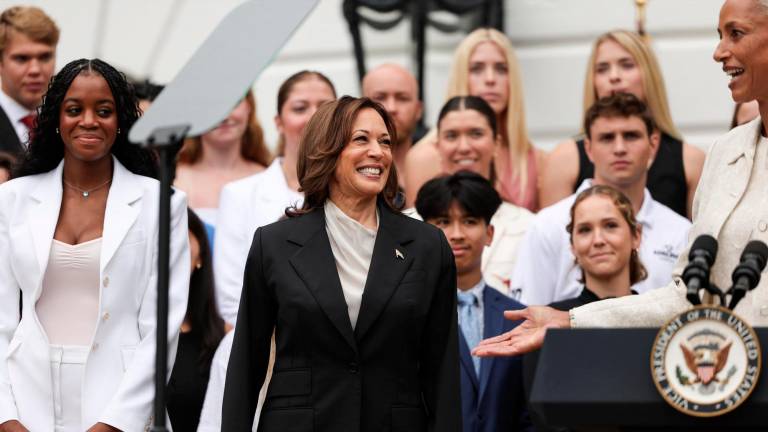 La vicepresidenta estadounidense Harris, en su primer evento desde que Biden le diera su apoyo: un encuentro con atletas universitarios en la Casa Blanca. FOTO: EFE